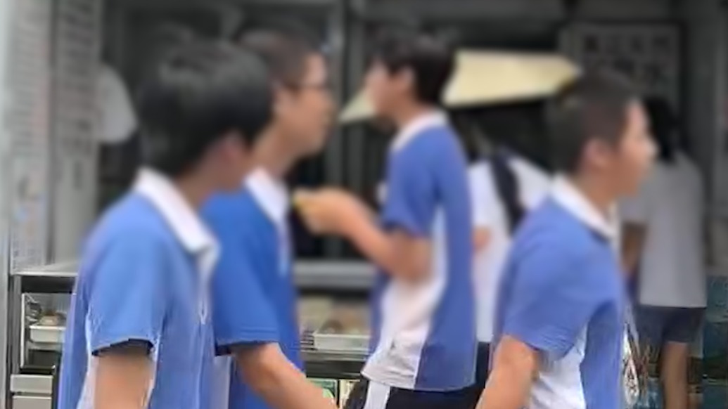 街采|全市同款校服到底“香”在哪?我们在深圳街头跟家长们聊了聊