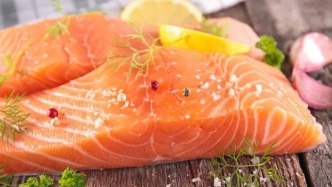 每吃一次，大脑萎缩就快一步？这5种食物是大脑老化的“加速器”