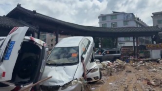 直击“中国白茶第一镇” 灾后现场：洪水来得快而凶猛，多辆车后备厢被冲开堆叠在一起