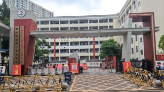 曲靖一中学指定家长购298元专用耳机引质疑，教体局：可自行采购