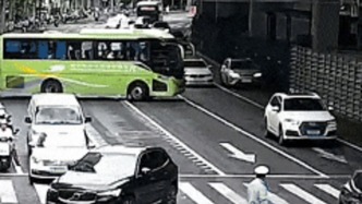 醉驾载18名游客上路，大巴司机被刑事拘留并终身禁驾营运车辆
