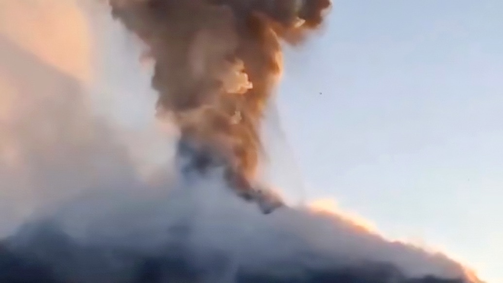 印尼伊里莱沃托洛科火山喷发,烟柱冲天