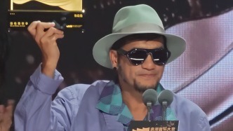 张震岳获浪潮年度男歌手，拿奖时自称“有点心虚”
