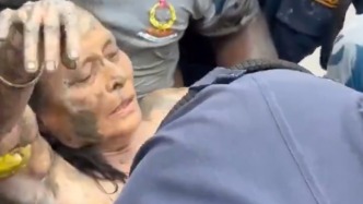 尼泊尔64岁老人被埋11天奇迹获救，家人搜寻无果曾为其举办葬礼