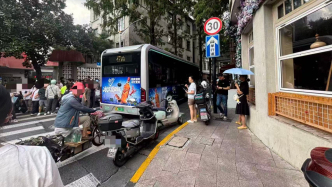 车辆即停难走、电瓶车乱停放、行人闯红灯，校门口交通拥堵有何解？