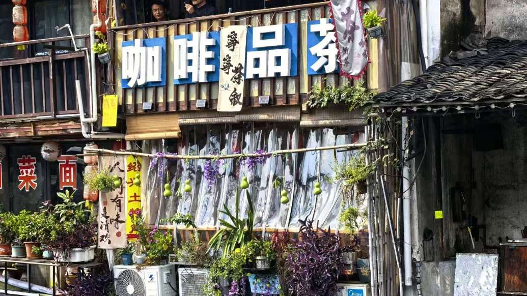 “葫芦娃爷爷”家附近咖啡店出现新版葫芦,周边商户称这两天人流相对减少