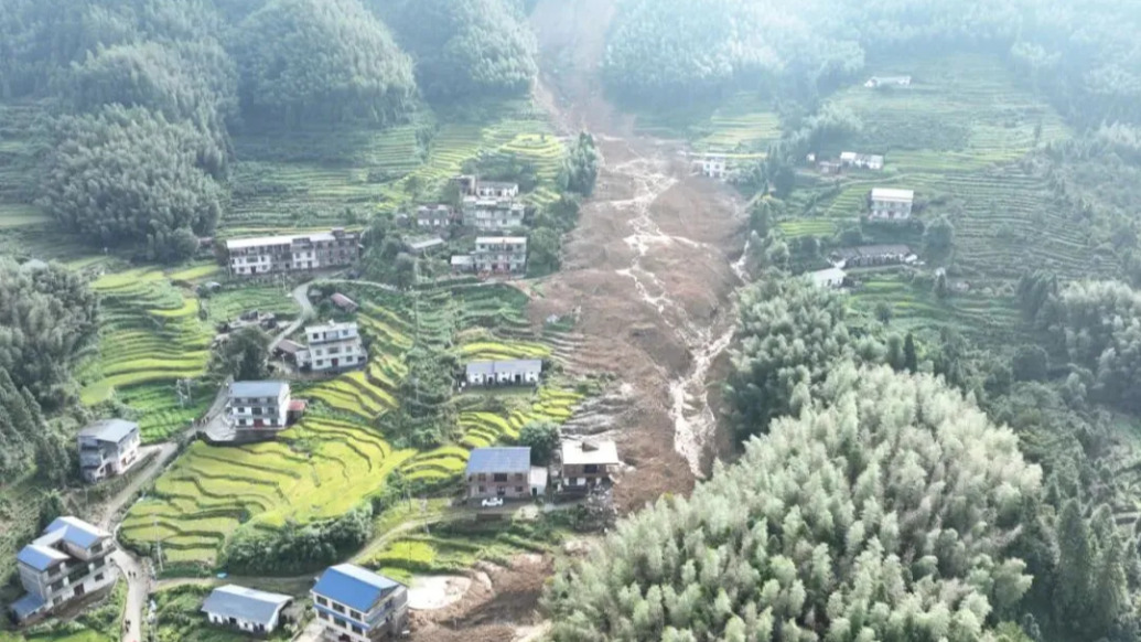 江西遂川县明坑村受灾点再次发生泥石流,救援人员只能从小路步行前往现场