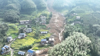 江西遂川县明坑村受灾点再次发生泥石流，救援人员只能从小路步行前往现场