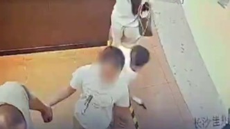 女子称在餐厅被4岁男童摸臀：监控还原事发经过，调解三次后双方仍未和解