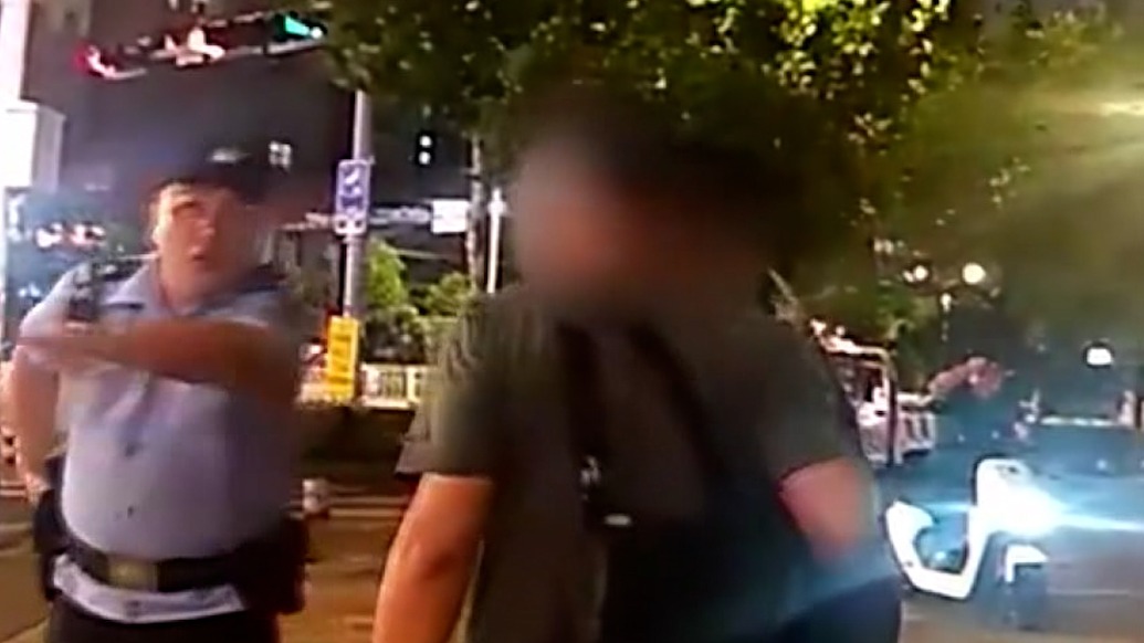 外籍男子深夜醉酒滞留街头，民警“散装英语”上线：We are 中国警察，相信我们