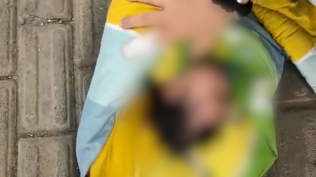 河南镇平县一卫生间发现新生婴儿，派出所将母女送医称“两人平安”
