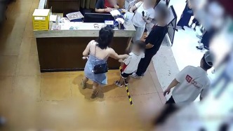 “女子称在餐厅被4岁男童摸臀”事件完整监控视频曝光