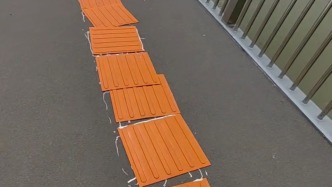 大桥刚开通盲道就脱落，相关部门回应：全面整改并启动追责