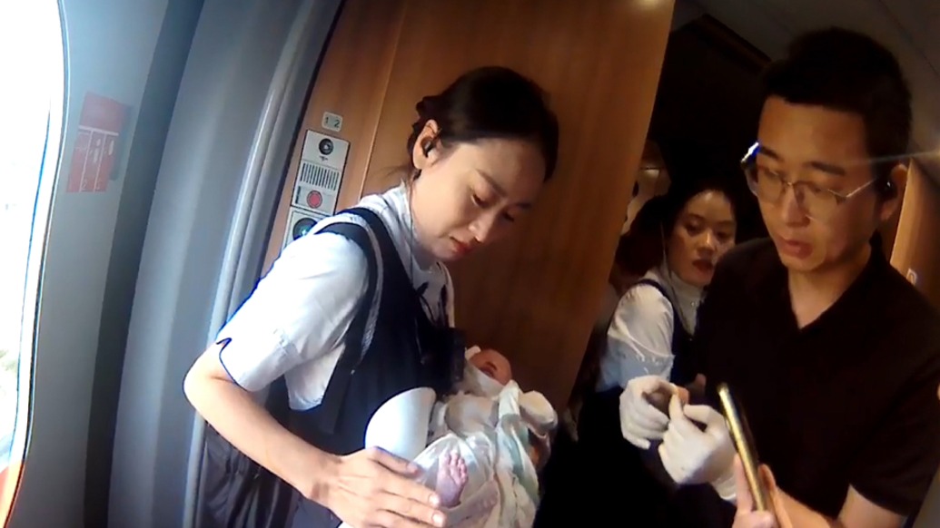 产妇在高铁上突发临产，泌尿科医生远程连线妇产科医生成功接生