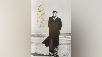 毛泽东同志逝世50周年，人民日报微博发海报缅怀