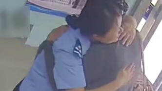 母亲为去世的儿子销户时掩面擦泪，女辅警拥抱安慰
