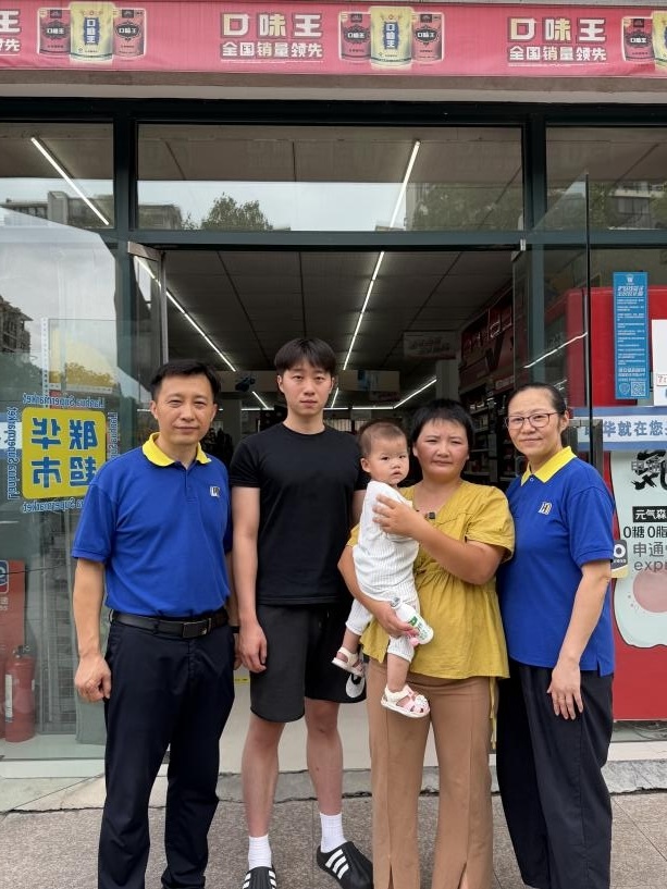 台风天里的“临时照料者”:上海超市店主一家四小时的暖心守护