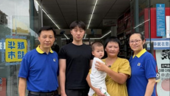 台风天里的“临时照料者”：上海超市店主一家四小时的暖心守护