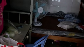 “梅姨”社交账号显示其曾以“谢某珍”进行防疫登记，相熟邻居称她多选择现金支付