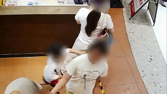 人民锐评：四岁男童的肢体接触，不是制造流量漩涡的素材