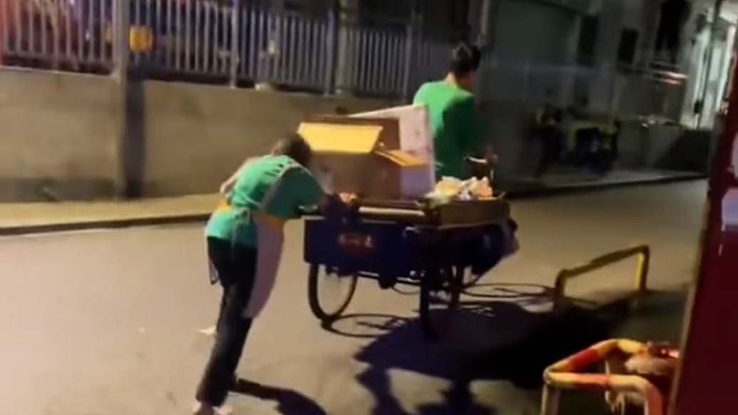 “梅姨”生活视频经邻居确认:夜晚与“儿子”收摊骑推三轮车回家