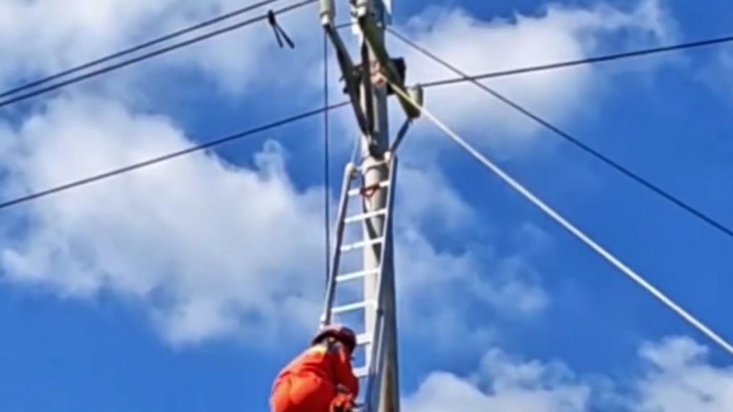 电力工人高空作业突发触电被困电线杆上,消防架拉梯救援