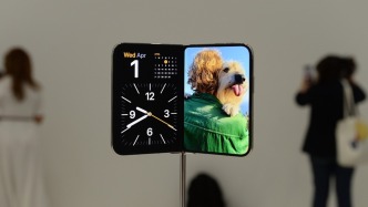 新iPhone值得买吗？网友纠结了：“半斤机”又贵又重，但折叠屏让人很“上头”