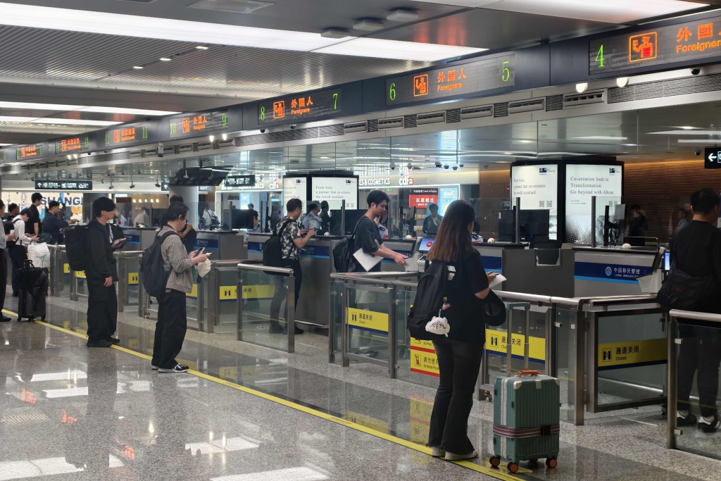 上海口岸今年出入境人员破3000万人次,入境外籍人员同比增近两成