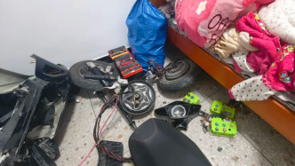 卧室变“改装作坊”！桂林两初二学生私改电动车“炸街”，警方入户收缴全部配件
