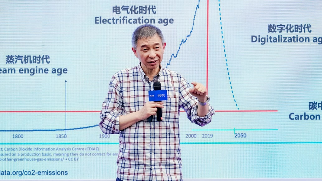 人是最省token的智能体?王坚:人类总把“最复杂机器”当成“像人”,这是人类很好又很坏的倾向性