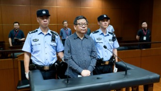 上海二中院一审公开宣判上实集团原总裁周军贪污、受贿案