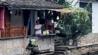 绍兴“葫芦娃爷爷”重新挂出七个葫芦，附近居民：游客瞬间增多，呼吁文明打卡