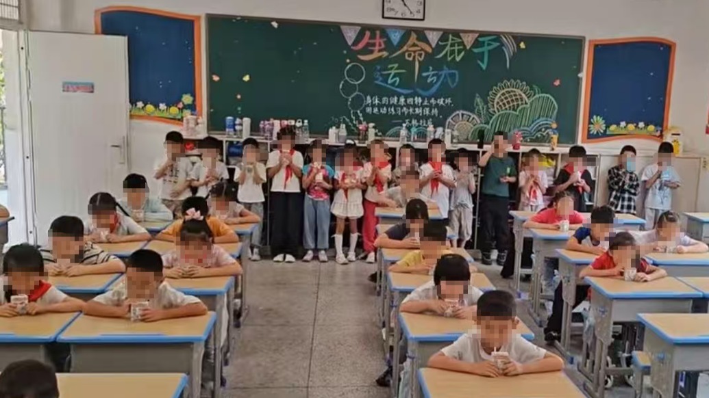 订奶学生坐着喝奶，没订奶罚站喝水？武汉市江夏区教育局：未接到家长投诉
