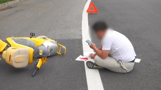 男子骑车开视频会议导致撞车，摔在地上流血仍在工作，被判主责