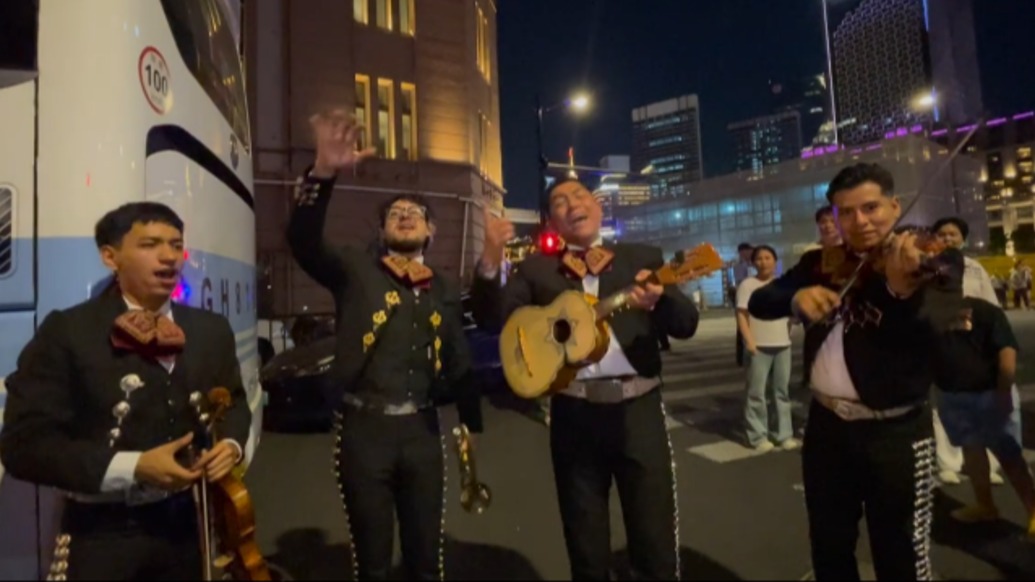墨西哥表演者在上海旅游节散场后为市民弹唱,网友:“这是我想看到的地球村”