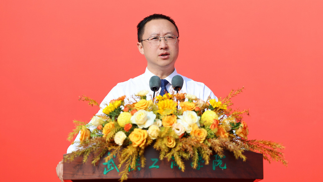 开学典礼上，武汉一高校校长公布自己用了20年的手机号：遇到困难可以联系我