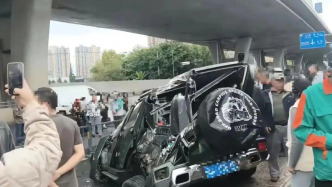 成都一辆越野车从高架上坠落，警方通报：涉事司机已死亡