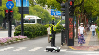 全国首支机器人交警中队全面升级：能全天候自主巡岗