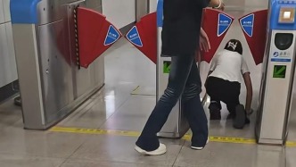南昌地铁回应“多名年轻人钻闸机逃票”：涉事3人，将追缴票款