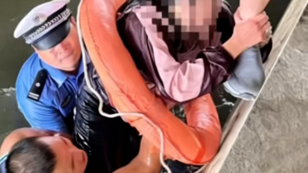 女孩落水命悬一线，民警与热心市民跳水合力托举救人