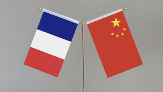 王毅同法国外长巴罗通电话