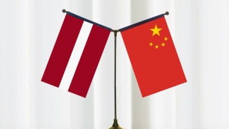 王毅同拉脱维亚外长布拉泽通电话
