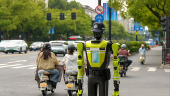 杭州"杭警智行"交管机器人完成功能跃升，西湖景区秋季上岗"迎新"