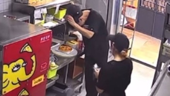 杭州一比萨店被曝员工向食物中“投放”头皮屑，品牌通报：全国门店开展食安排查