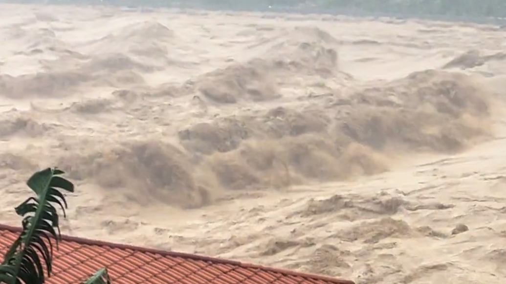海南五指山居民讲述遭遇连续多日强降雨：小区低层积水几十厘米，目前水位已退