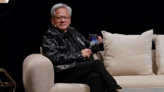 特朗普现场致电黄仁勋：“AI末日论”是骗局，黄仁勋：您说得对