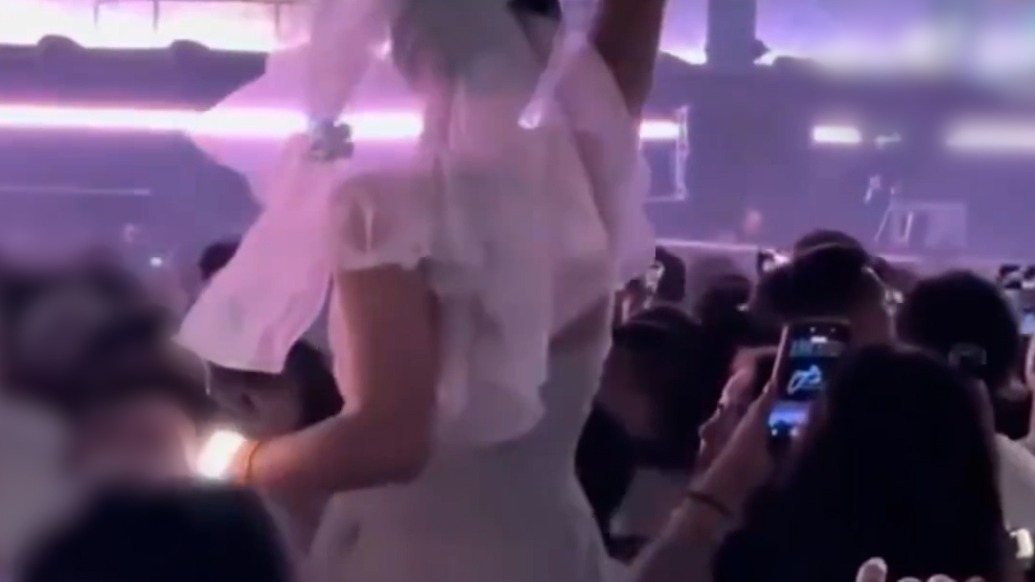 演唱会现场情侣求婚被喊“坐下”引关注,场馆客服:各通道配备保安,遇突发情况观众可随时联系