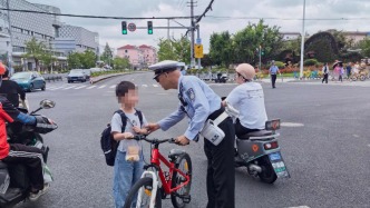 8岁男孩独自骑车上学险被撞，上海交警“宝宝式”叮嘱一路护送