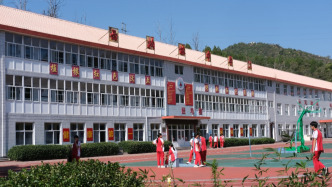 感知幸福中国河北行｜西柏坡中学添了数字图书馆和AI字帖
