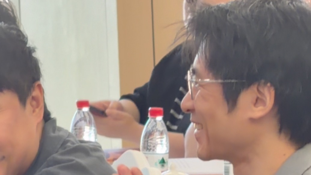 导演韩寒开会被表扬，害羞了